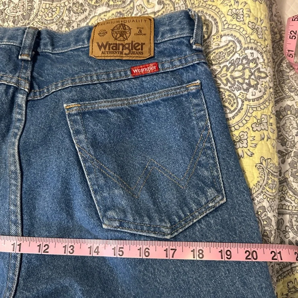 Vintage Wrangler Frayed Bottom Jeans. - Picture 9 of 10